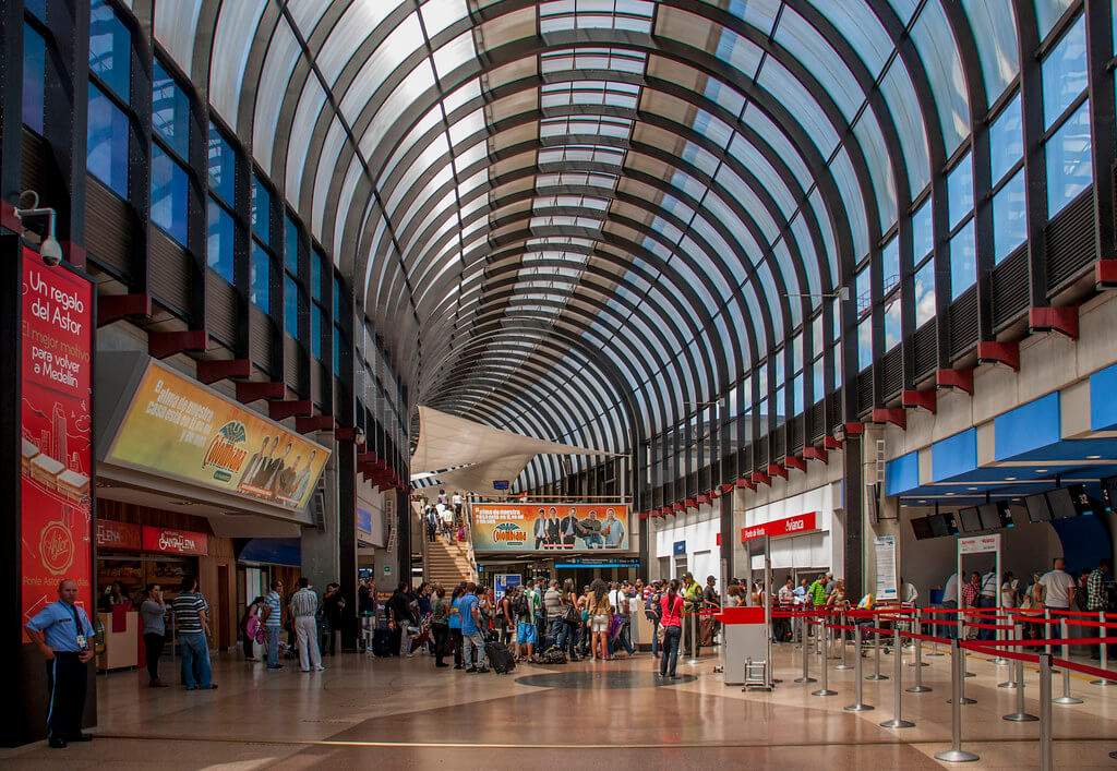 Guía completa: cómo llegar del Aeropuerto JMC a Medellín en 2026